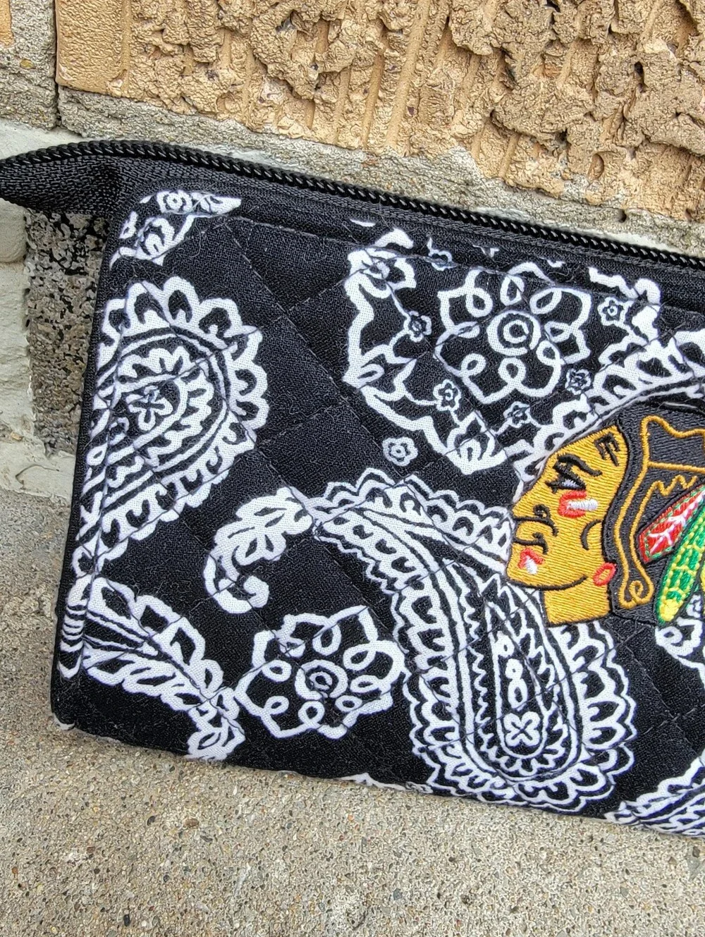 Vera Bradley Black & White Paisley Chicago Blackhawks Wristlet Wallet - Picture 3 of 10